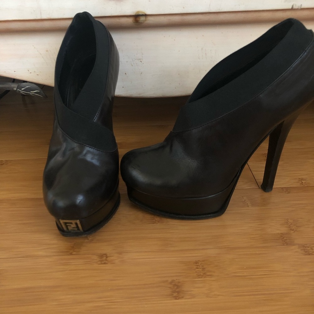 Fendista ankle booties